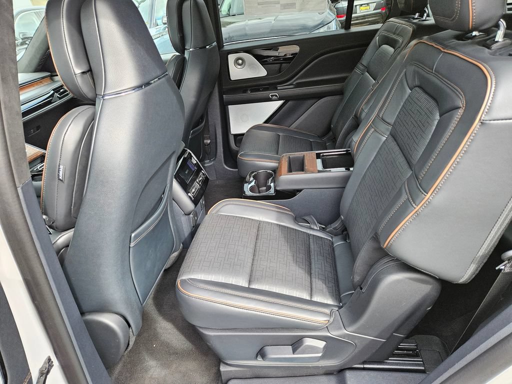 New 2026 Lincoln Aviator Black Label w/ Jet Appearance Package AWD/4WD image 13