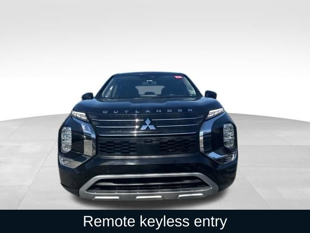 Used 2023 Mitsubishi Outlander SE image 3