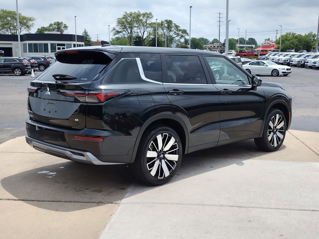 New 2025 Mitsubishi Outlander SE image 16