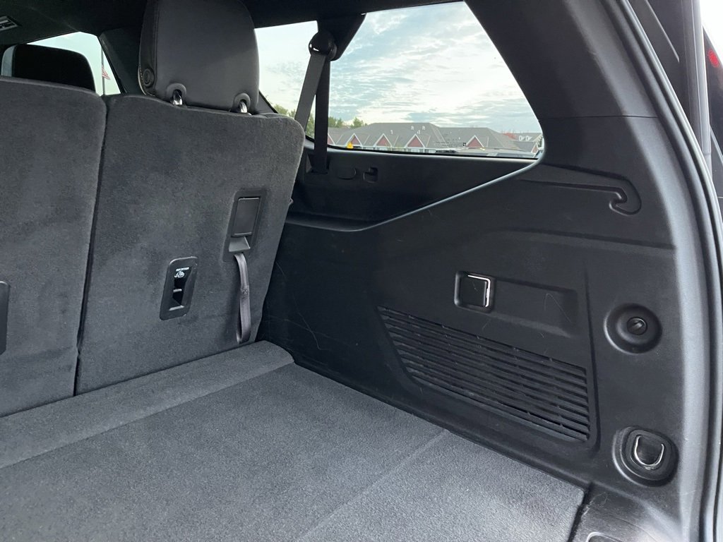 Used 2023 GMC Yukon XL SLT image 32