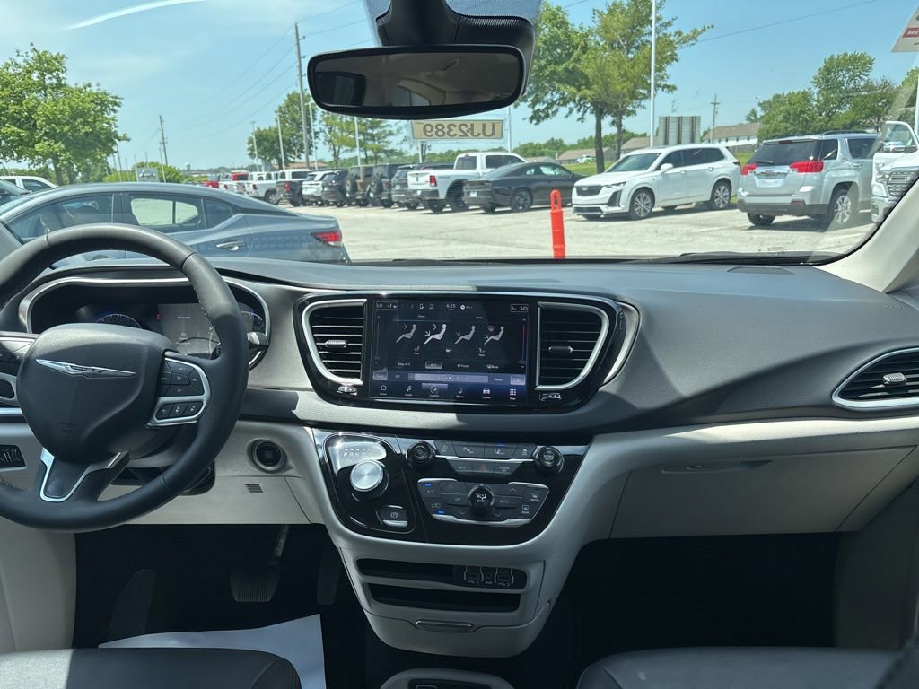 Used 2024 Chrysler Pacifica Touring-L FWD image 2