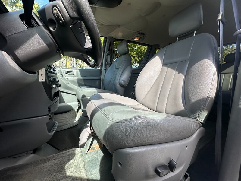Used 2004 Dodge Grand Caravan SXT w/ Premium Group FWD image 13