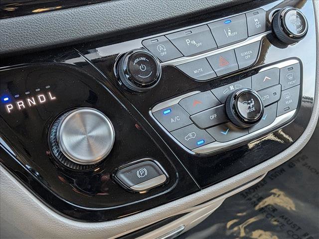 Used 2024 Chrysler Pacifica Touring-L FWD image 12