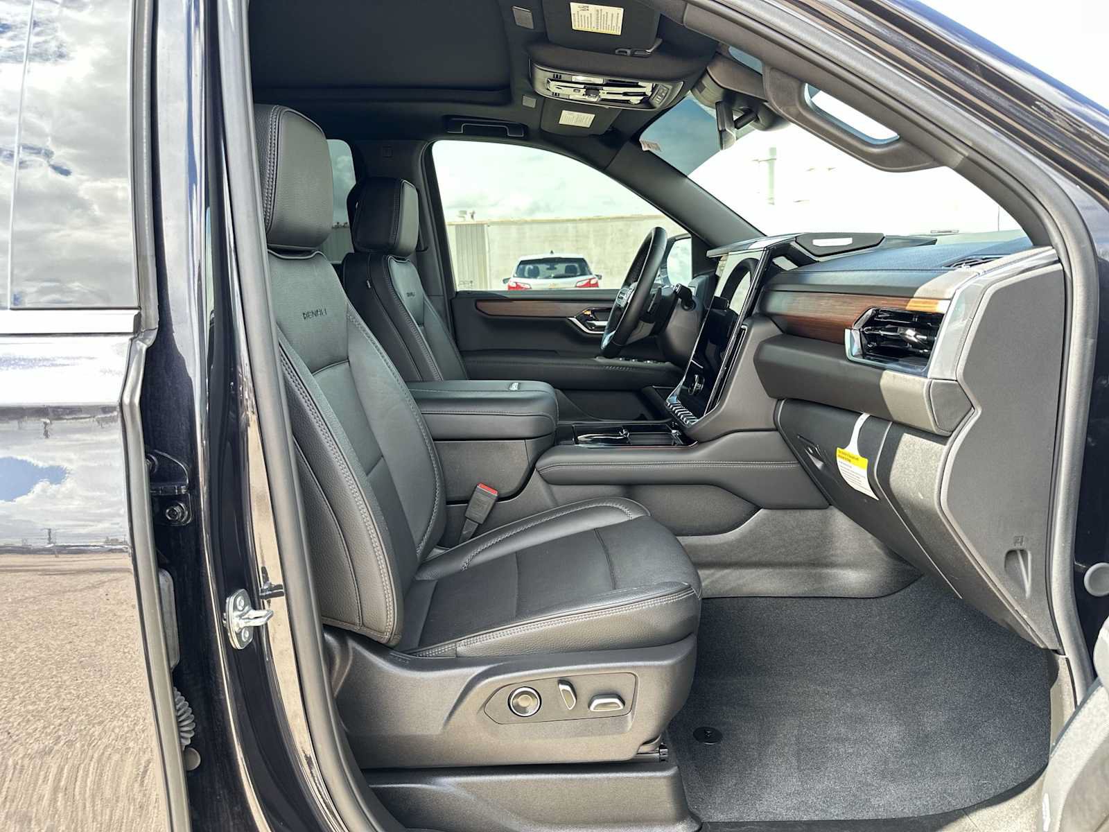 Used 2026 GMC Yukon Denali w/ Sun & Power Step Package AWD/4WD image 22