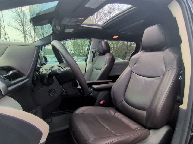 Used 2022 Toyota Sienna Platinum AWD/4WD image 22