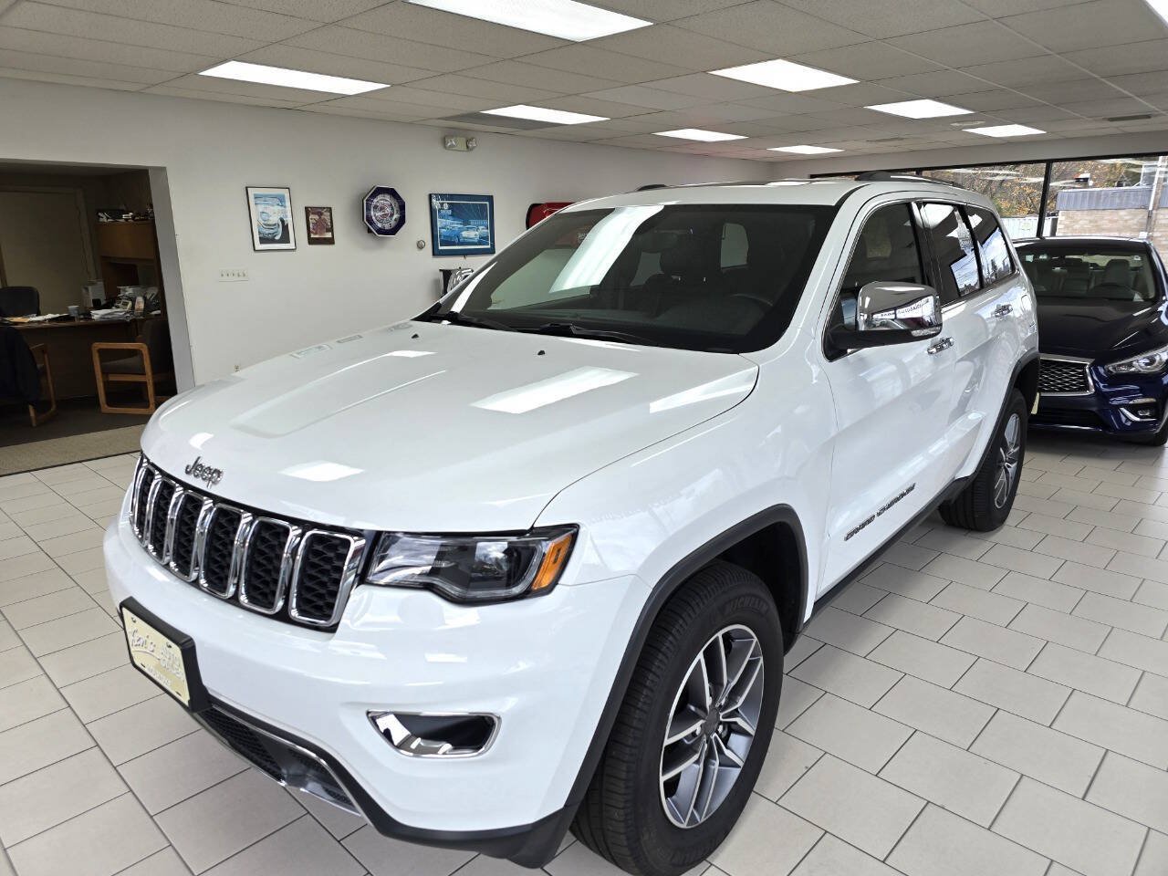 Used 2021 Jeep Grand Cherokee Limited w/ Premium Lighting Group AWD/4WD image 1