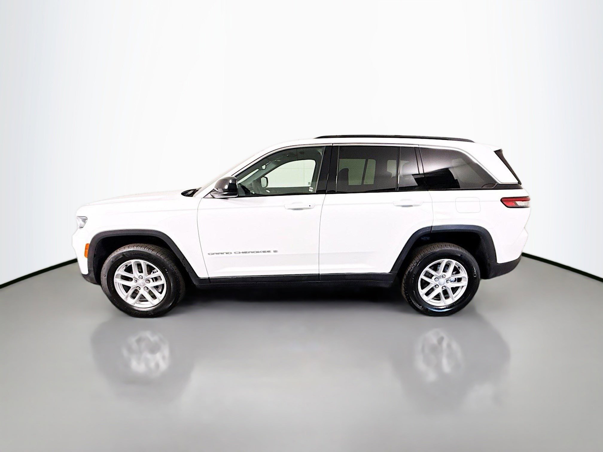 Used 2024 Jeep Grand Cherokee Laredo X image 6