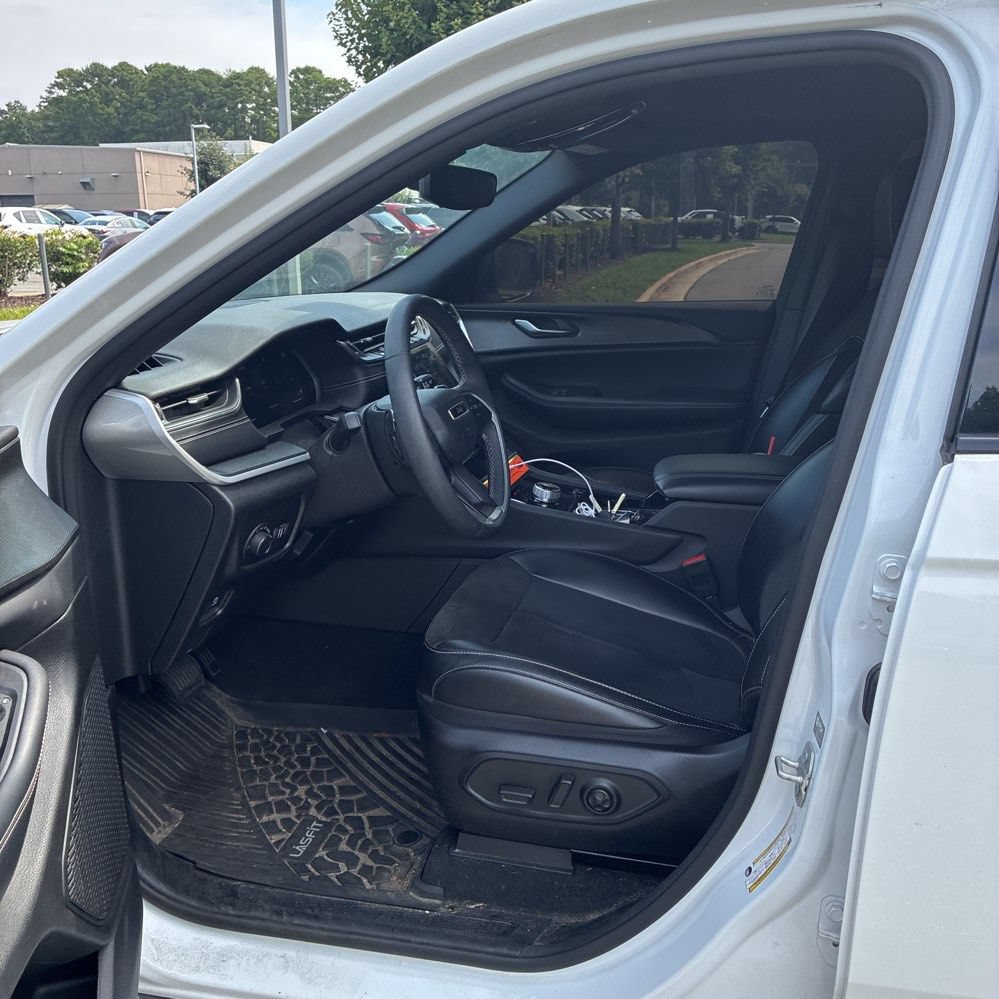 Used 2023 Jeep Grand Cherokee Altitude AWD/4WD image 4