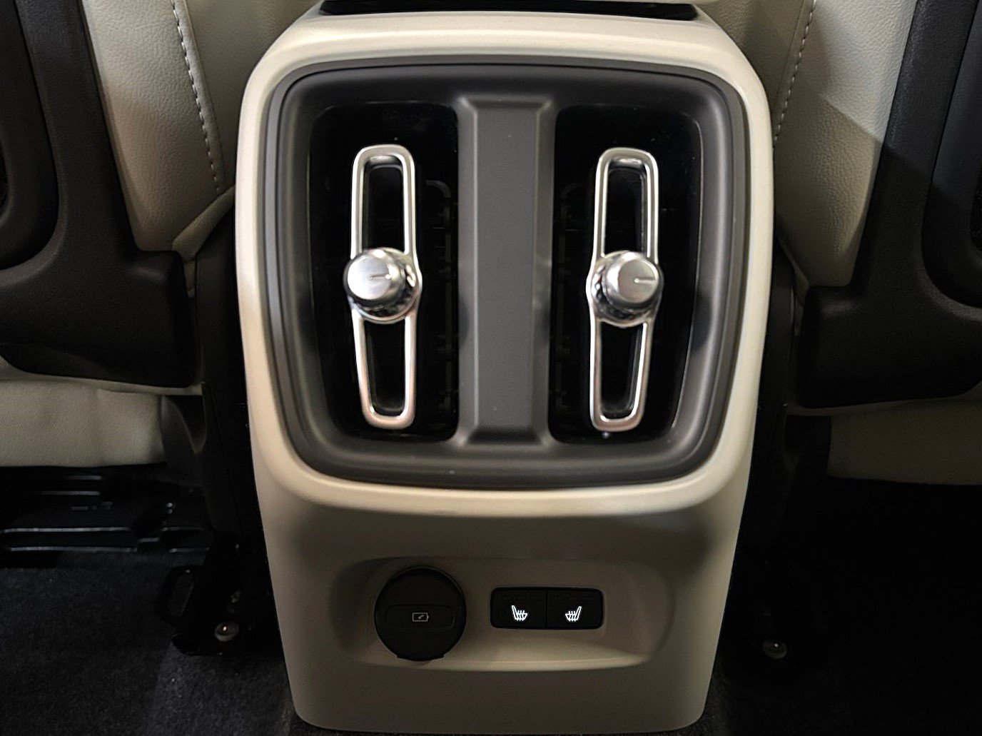 New 2026 Volvo XC40 B5 Ultra w/ Climate Package AWD/4WD image 34
