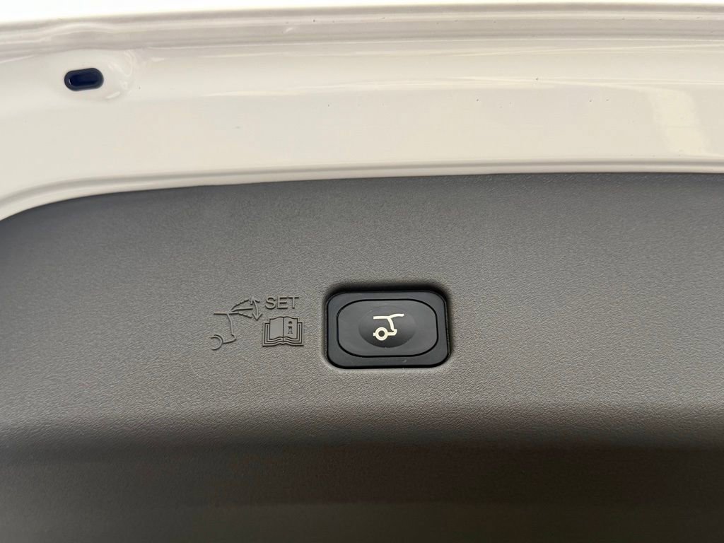 Used 2025 Lincoln Nautilus Premier image 6