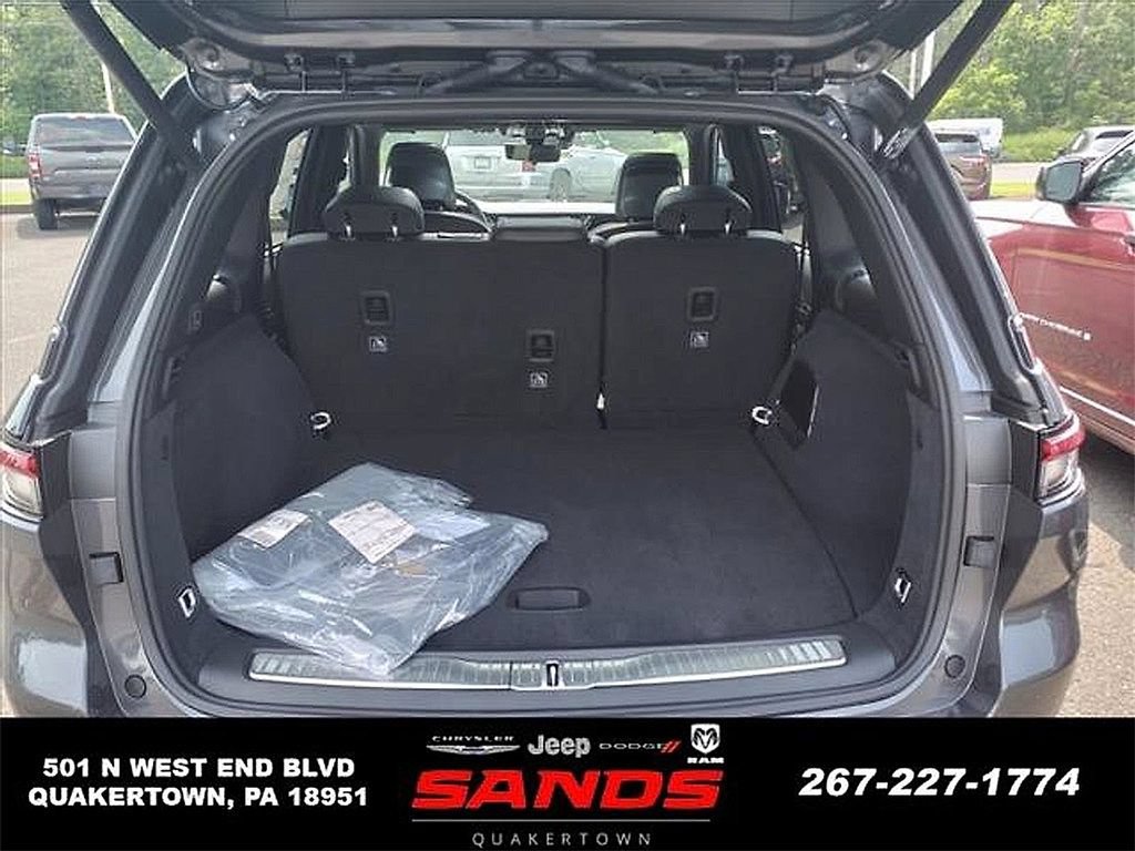 New 2023 Jeep Grand Cherokee Overland w/ Luxury Tech Group IV AWD/4WD image 18