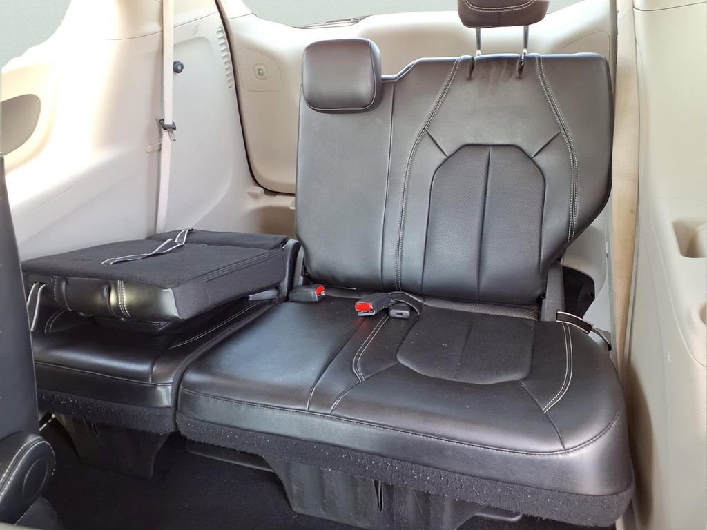 Used 2024 Chrysler Pacifica Limited FWD image 25