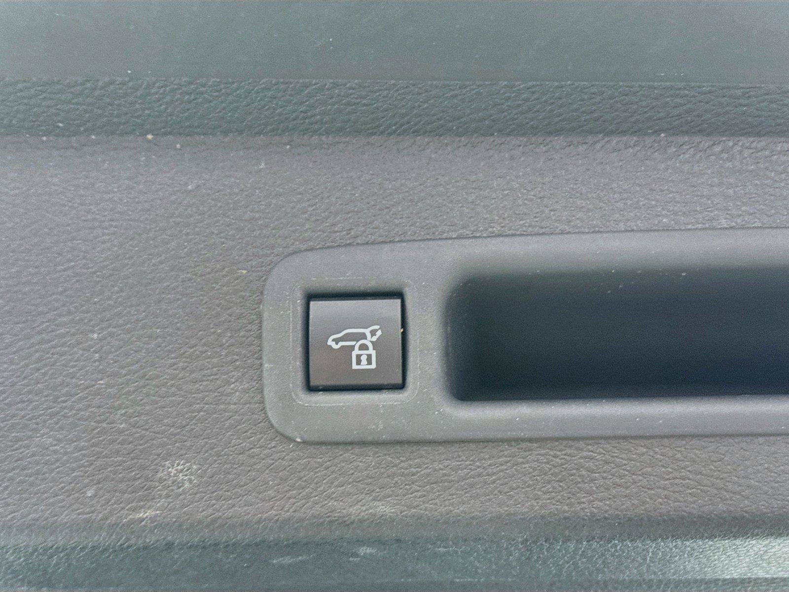 Certified 2025 Toyota Sienna Platinum FWD image 38
