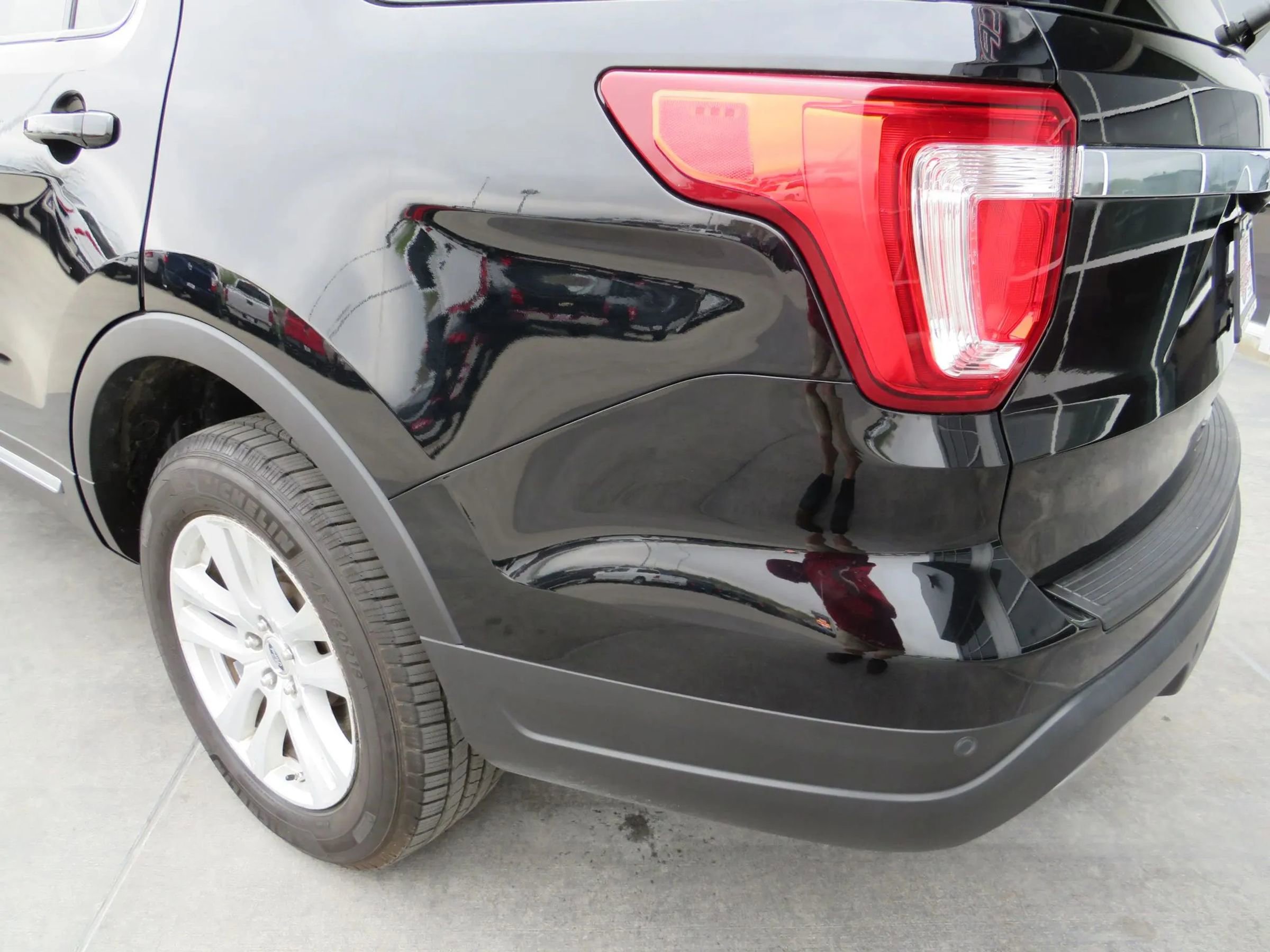 Used 2018 Ford Explorer XLT image 27
