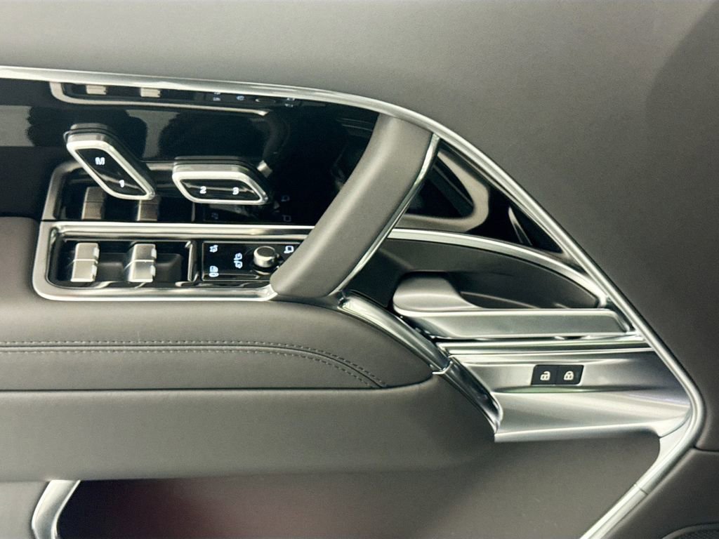 New 2026 Land Rover Range Rover Long Wheelbase SE image 16