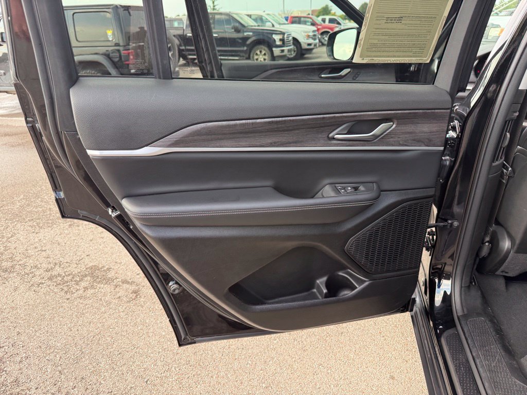 Used 2023 Jeep Grand Cherokee L Limited AWD/4WD image 12