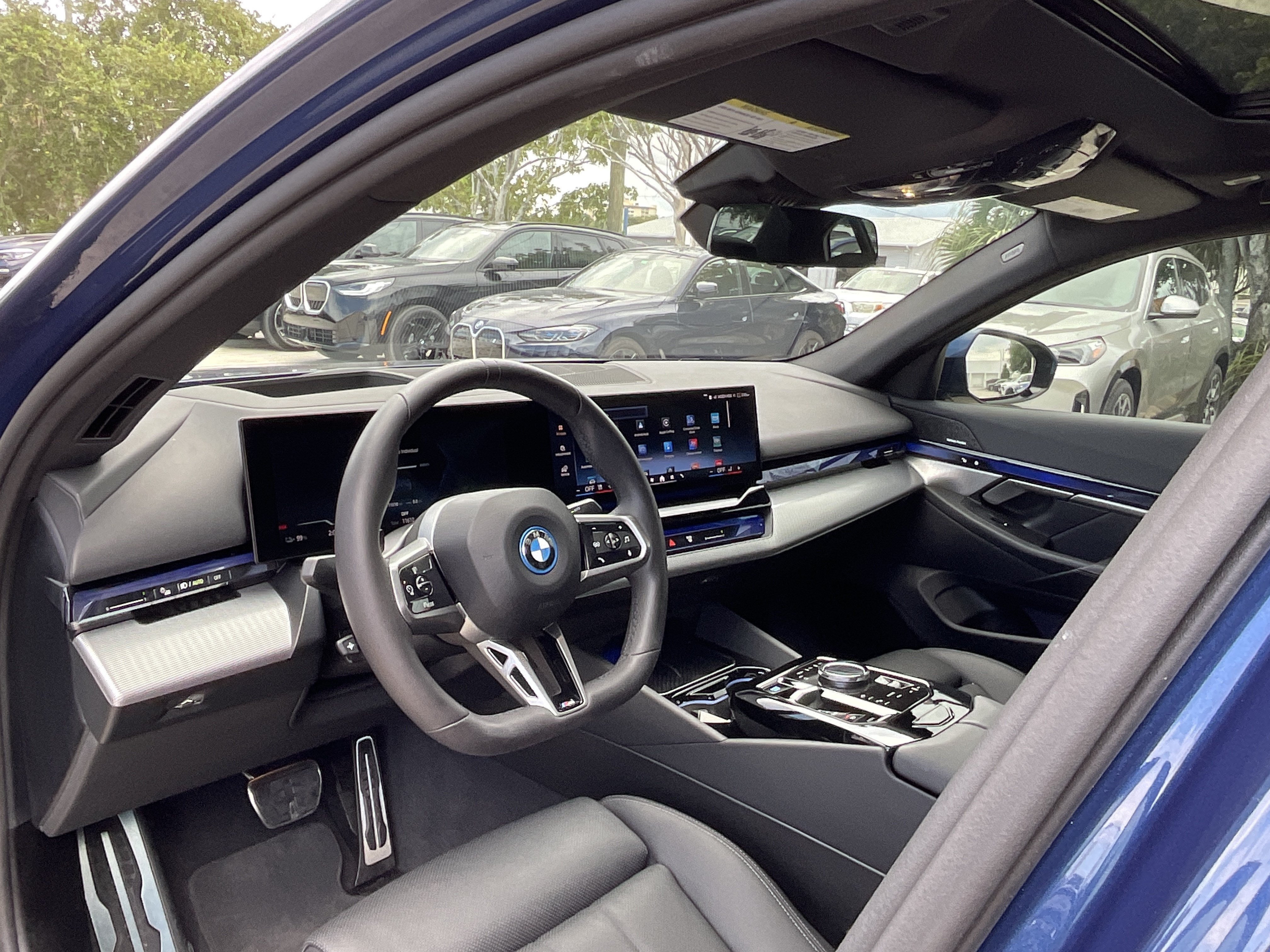 Certified 2025 BMW i5 xDrive40 w/ M Sport Package AWD/4WD image 9