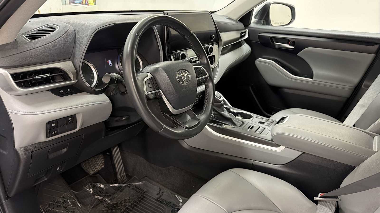 Used 2023 Toyota Highlander XLE AWD/4WD image 12
