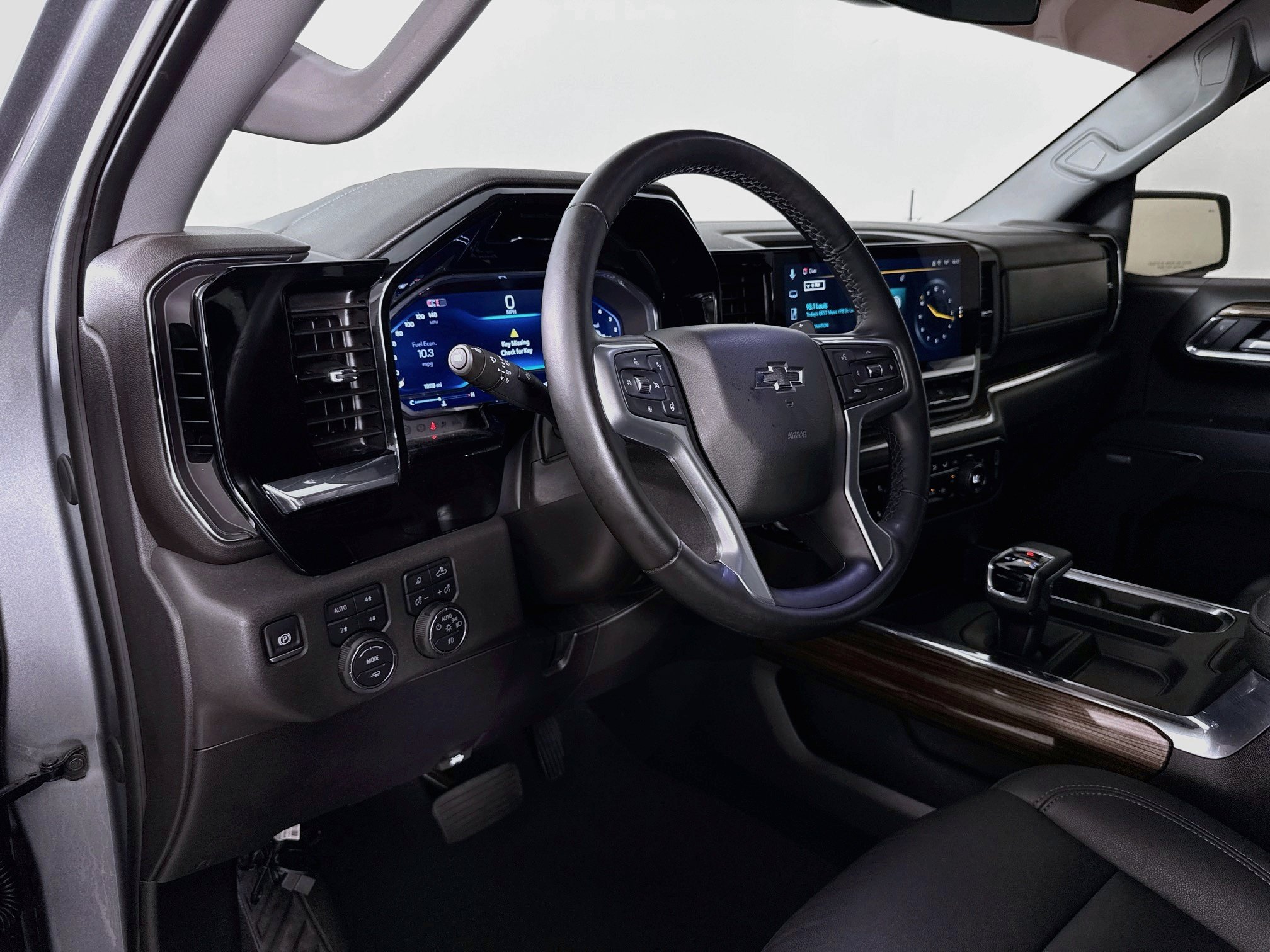Used 2025 Chevrolet Silverado 1500 LT Trail Boss w/ Convenience Package II AWD/4WD image 9