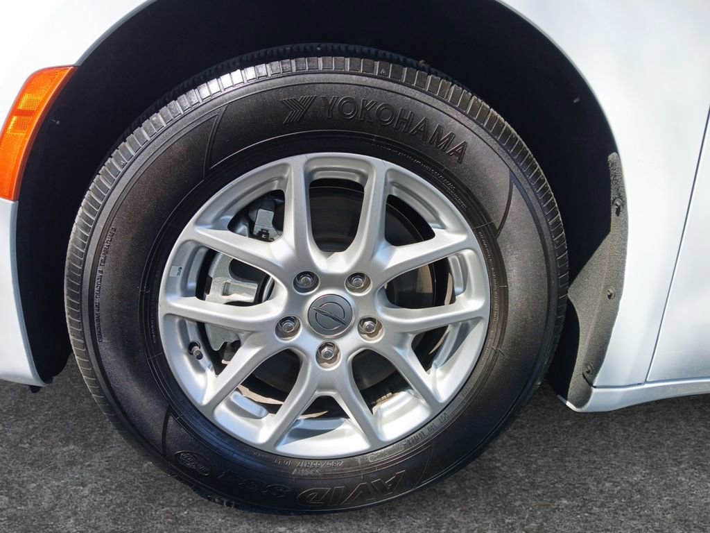 Used 2025 Chrysler Pacifica Select FWD image 9