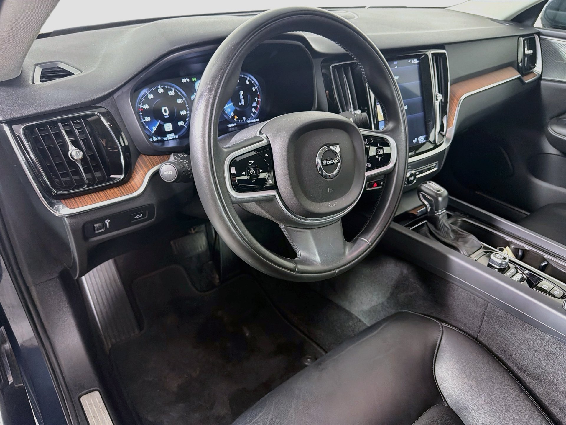 Used 2019 Volvo S60 T5 Momentum w/ Multimedia Package FWD image 10