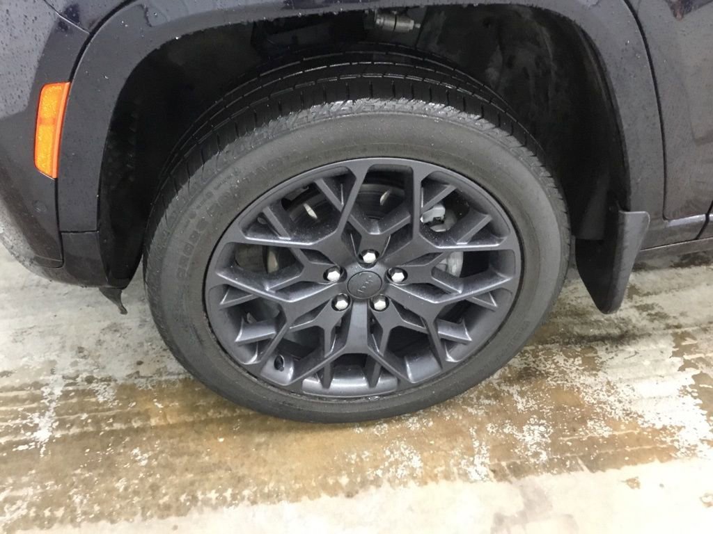 Used 2023 Jeep Grand Cherokee L Summit image 5