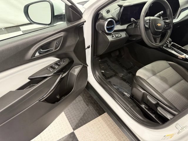 Used 2025 Chevrolet Trax LT FWD image 29