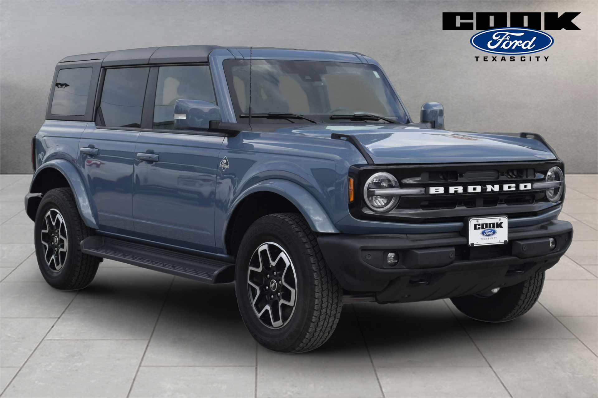 Used 2025 Ford Bronco Outer Banks AWD/4WD image 2