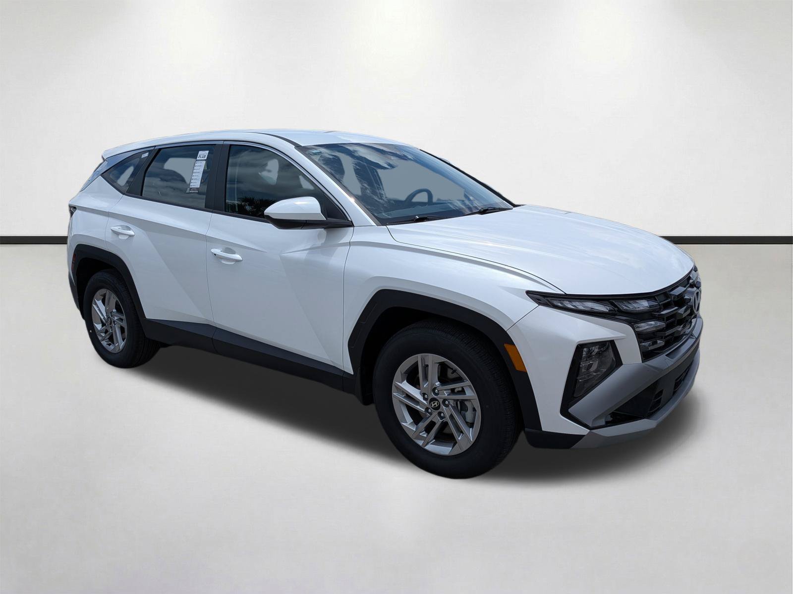 Used 2025 Hyundai Tucson SE FWD image 2