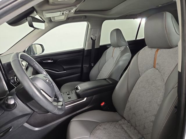 Used 2023 Toyota Highlander Bronze Edition image 14