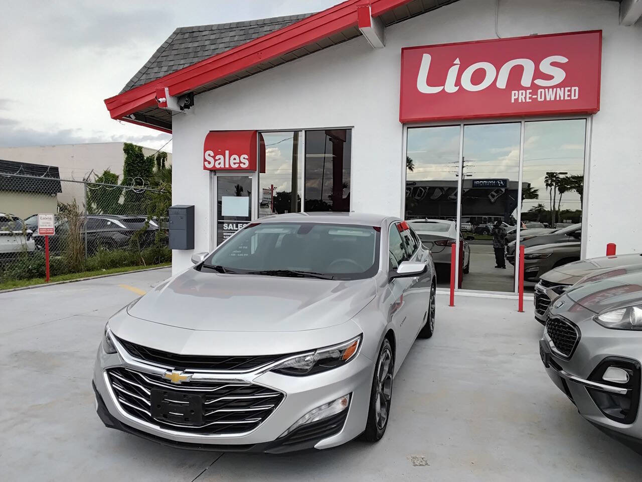 Used 2022 Chevrolet Malibu LT FWD image 2