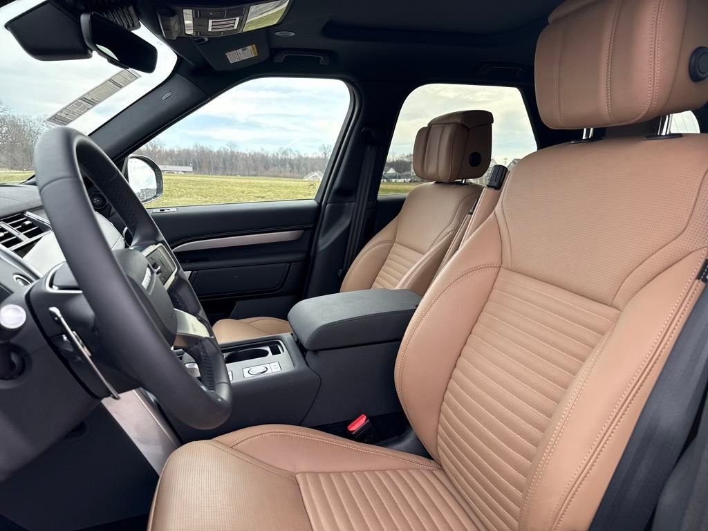 New 2024 Land Rover Discovery Dynamic SE image 11