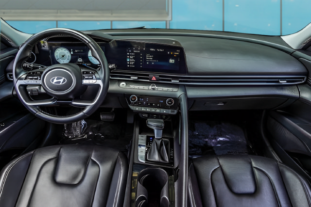 Used 2025 Hyundai Elantra Limited FWD image 4