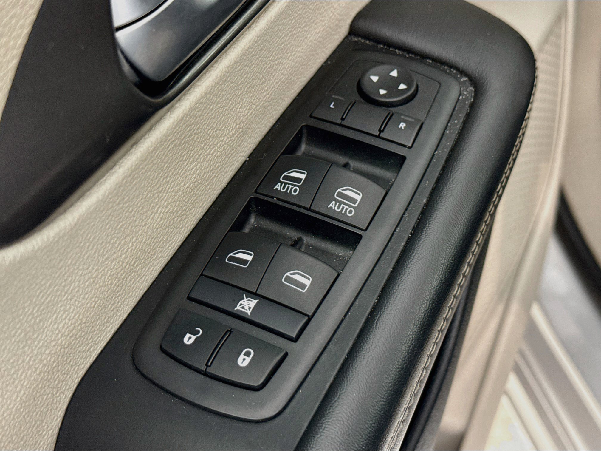 Used 2024 Chrysler Pacifica Touring-L FWD image 20