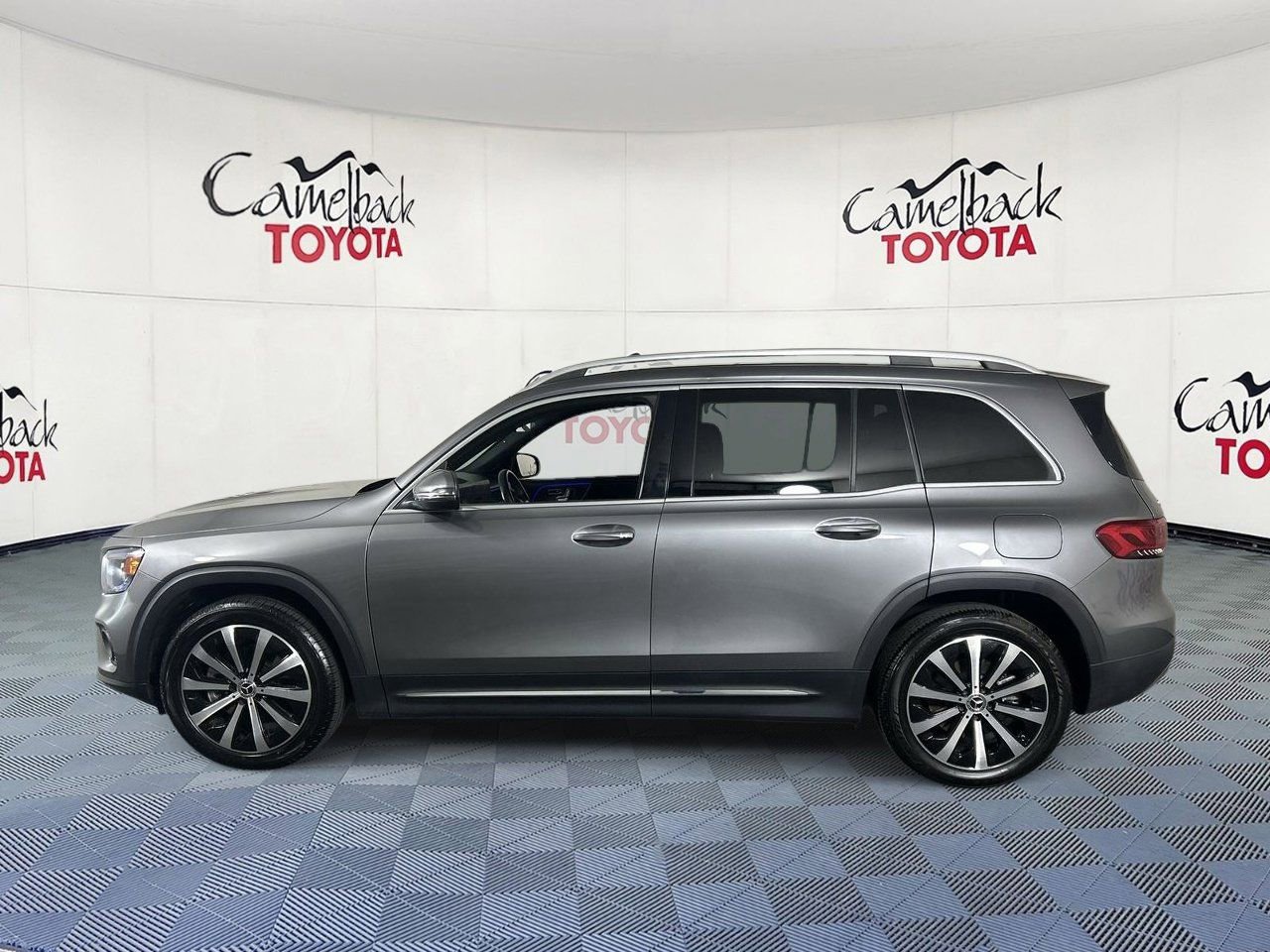 Used 2023 Mercedes-Benz GLB 250 w/ Premium Package image 4