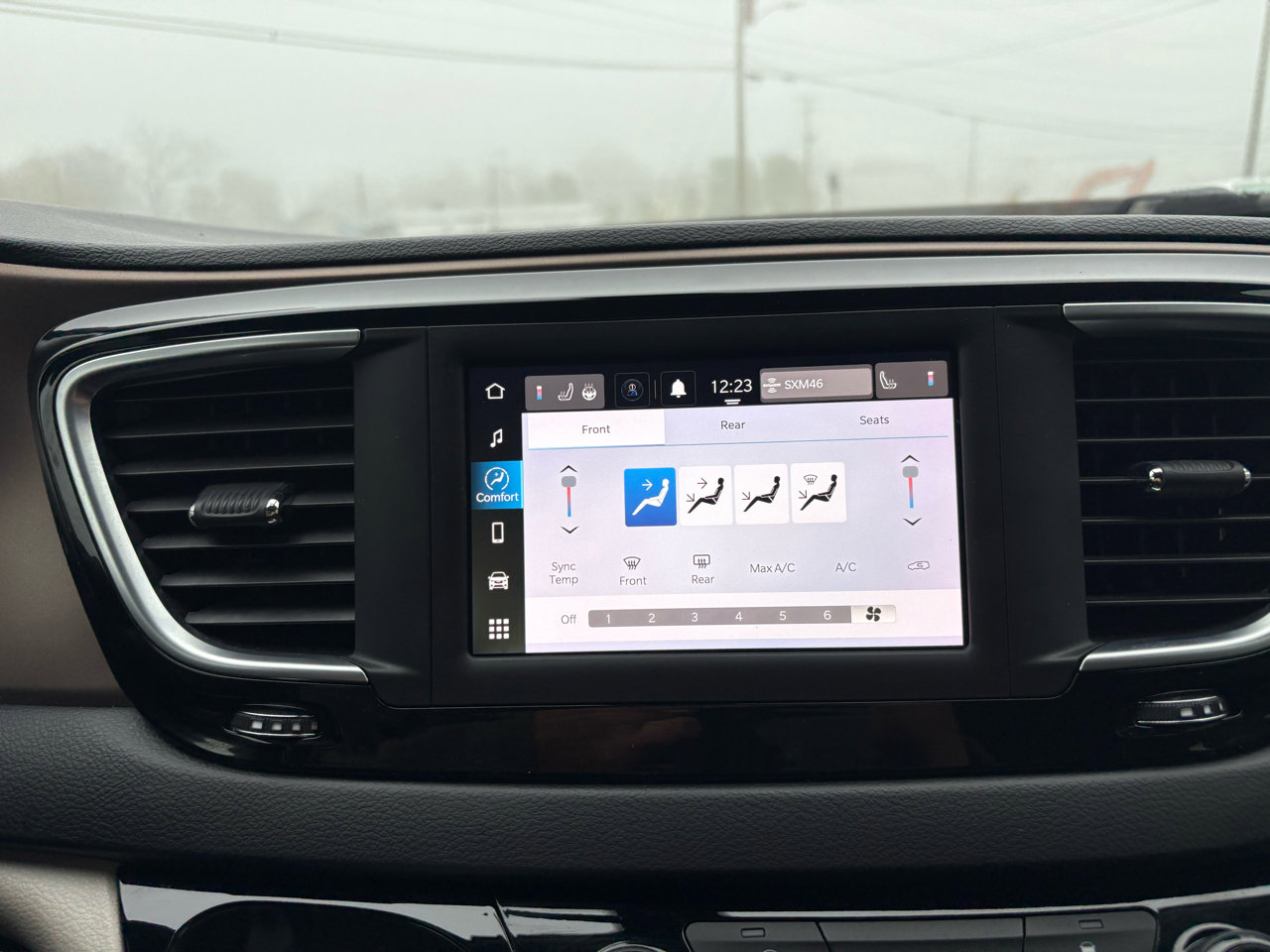 Used 2022 Chrysler Voyager LX image 18