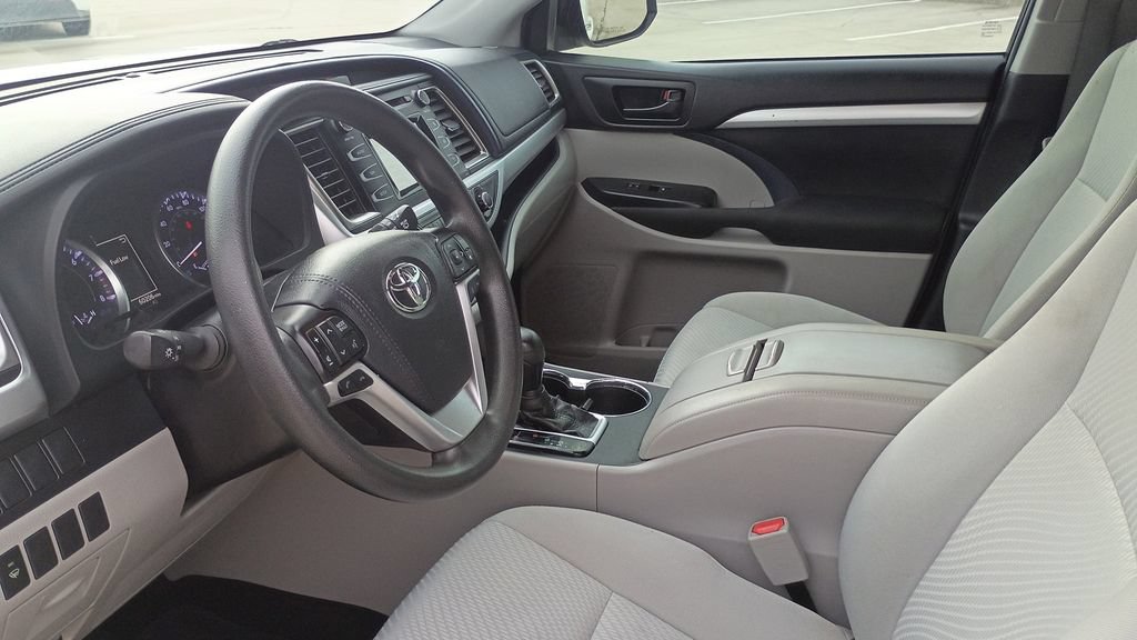 Used 2019 Toyota Highlander LE FWD image 16