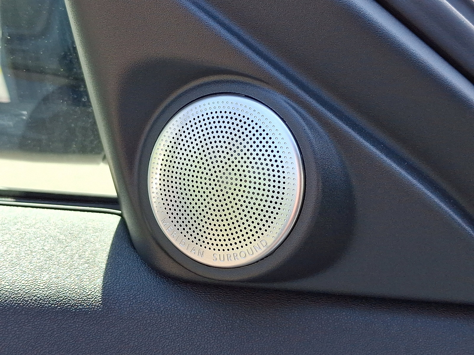 Certified 2025 Land Rover Range Rover Evoque Dynamic SE image 24