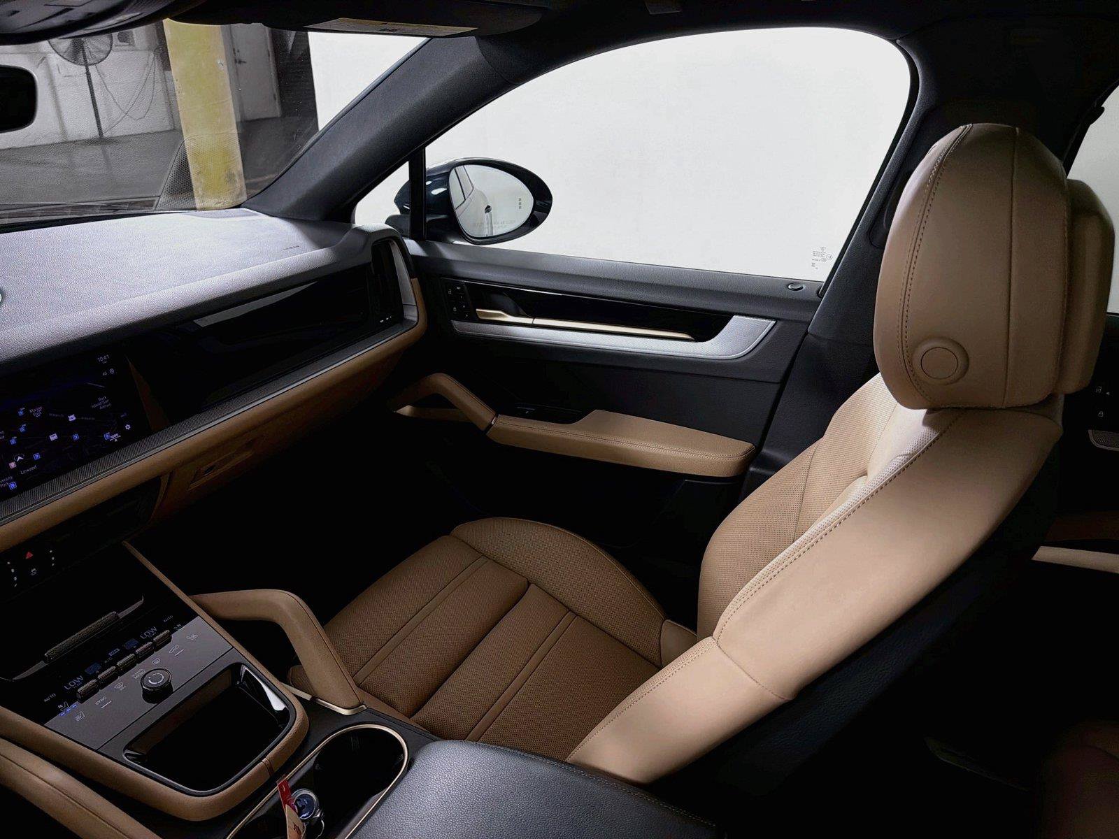 Certified 2025 Porsche Cayenne Coupe AWD/4WD image 30