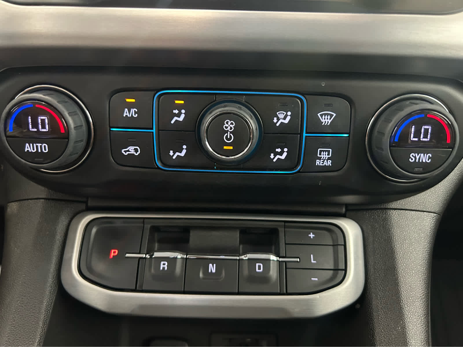 Used 2023 GMC Acadia SLT w/ Elevation Edition image 16