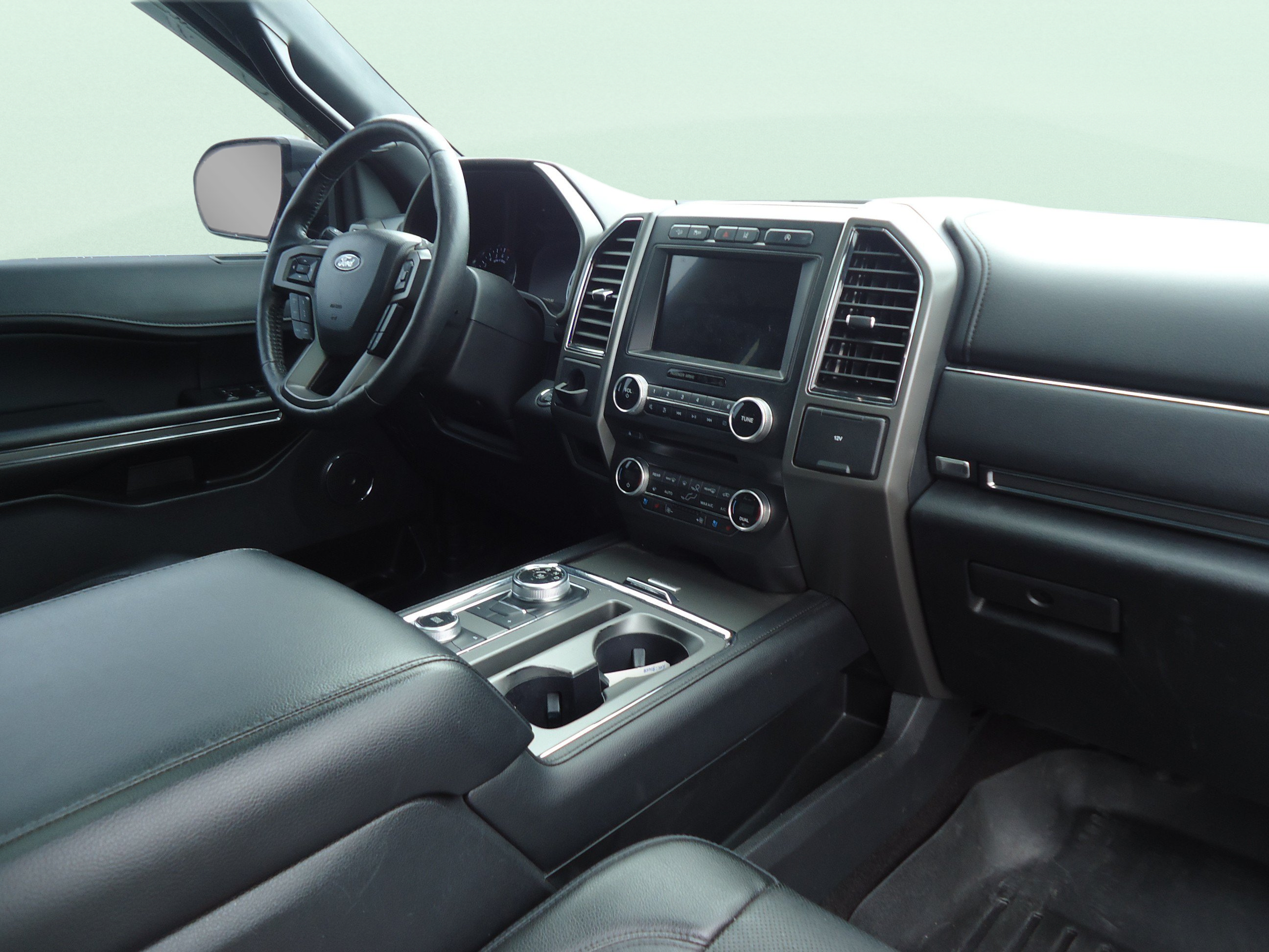 Used 2018 Ford Expedition XLT w/ Equipment Group 202A AWD/4WD image 27