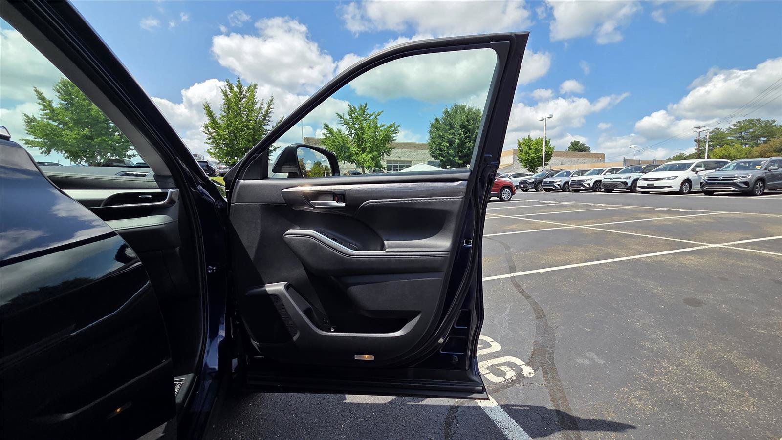 Used 2023 Toyota Highlander Platinum AWD/4WD image 33