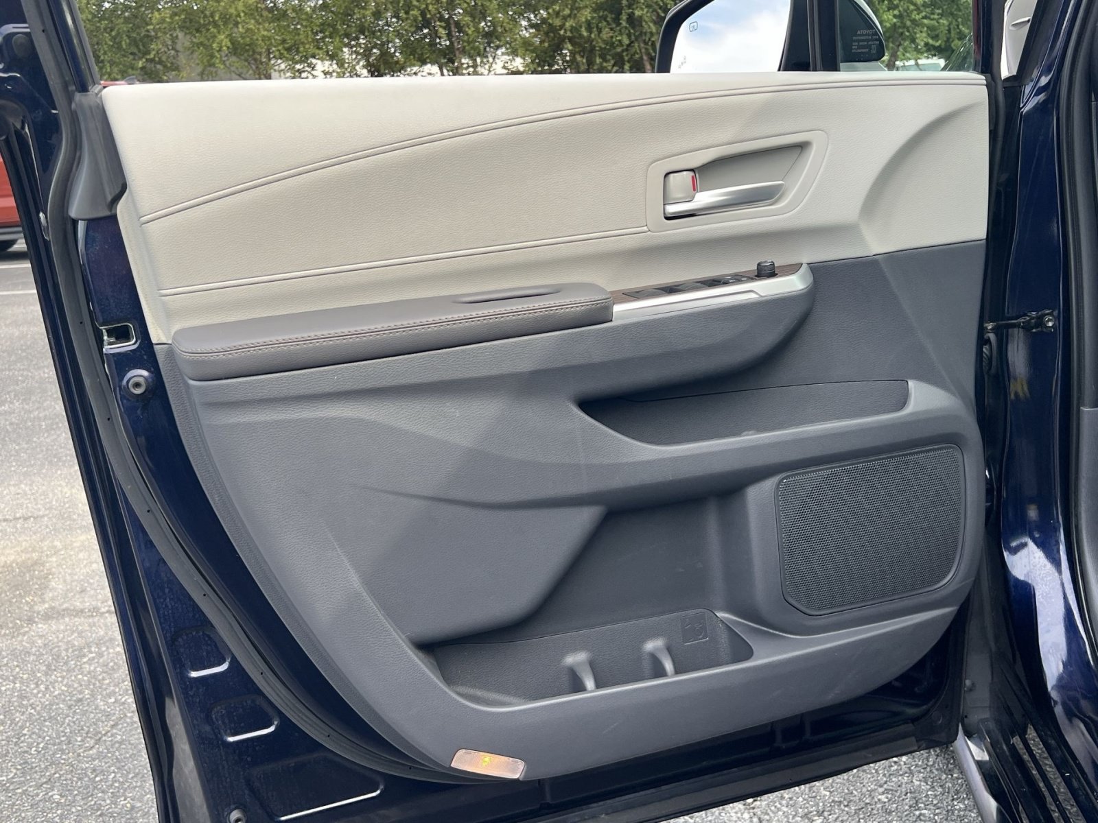 Used 2023 Toyota Sienna XLE FWD image 36