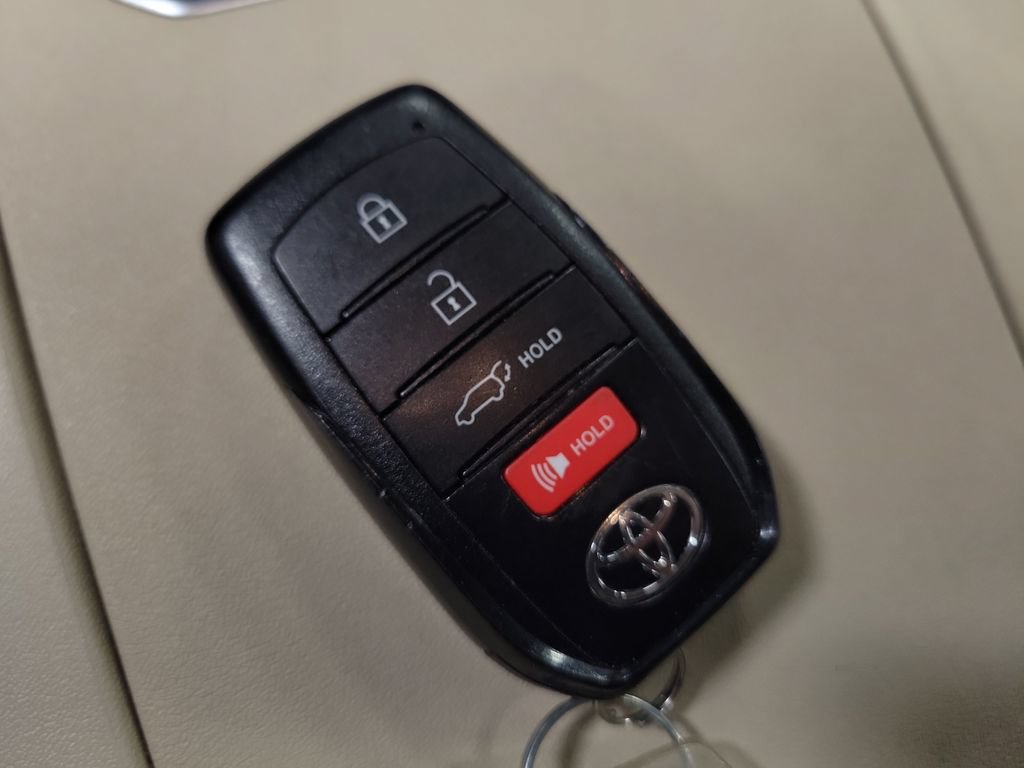 Used 2024 Toyota Highlander XLE AWD/4WD image 16