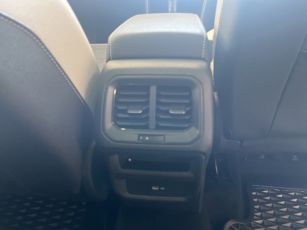 Certified 2025 Volkswagen Taos SE image 38