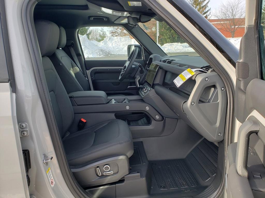 New 2026 Land Rover Defender 130 X-Dynamic SE image 17