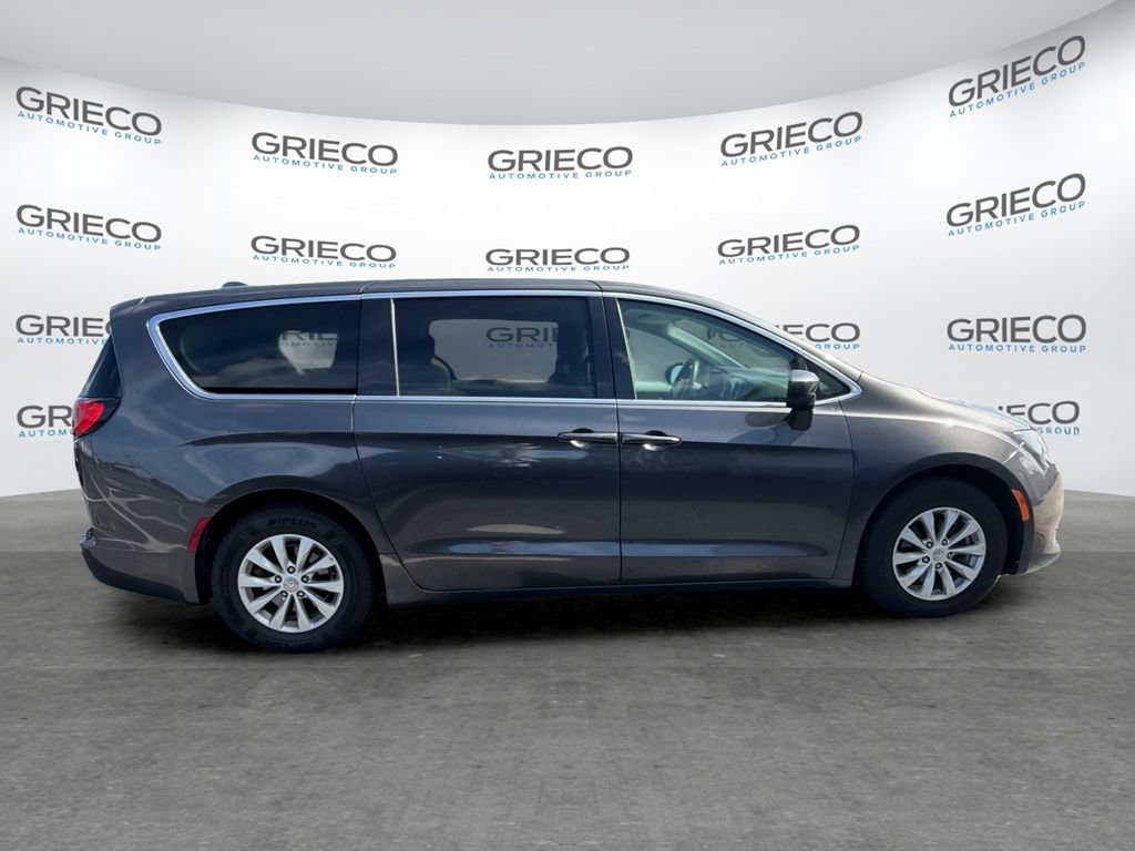 Used 2017 Chrysler Pacifica Touring w/ Tire & Wheel Group FWD image 8
