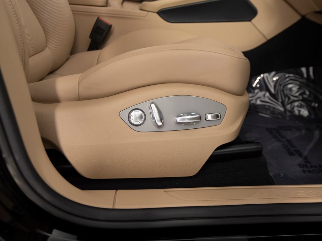 Certified 2026 Porsche Macan AWD/4WD image 36