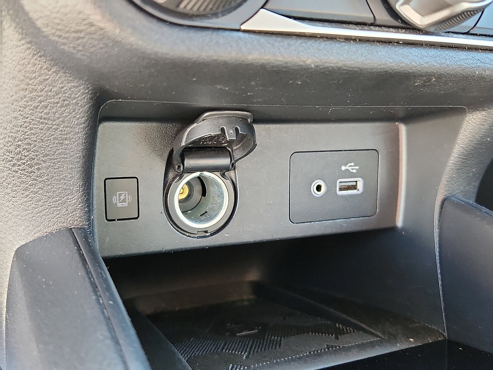 Used 2024 Nissan Versa SV FWD image 25