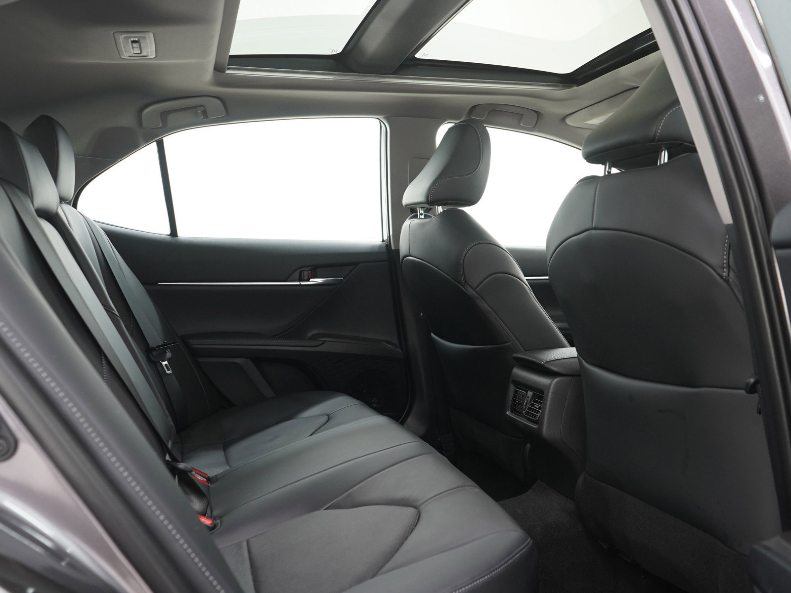 Used 2022 Toyota Camry XSE FWD image 12